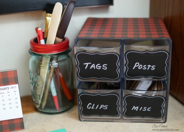 buffalo-plaid-organizer-close-up-3500