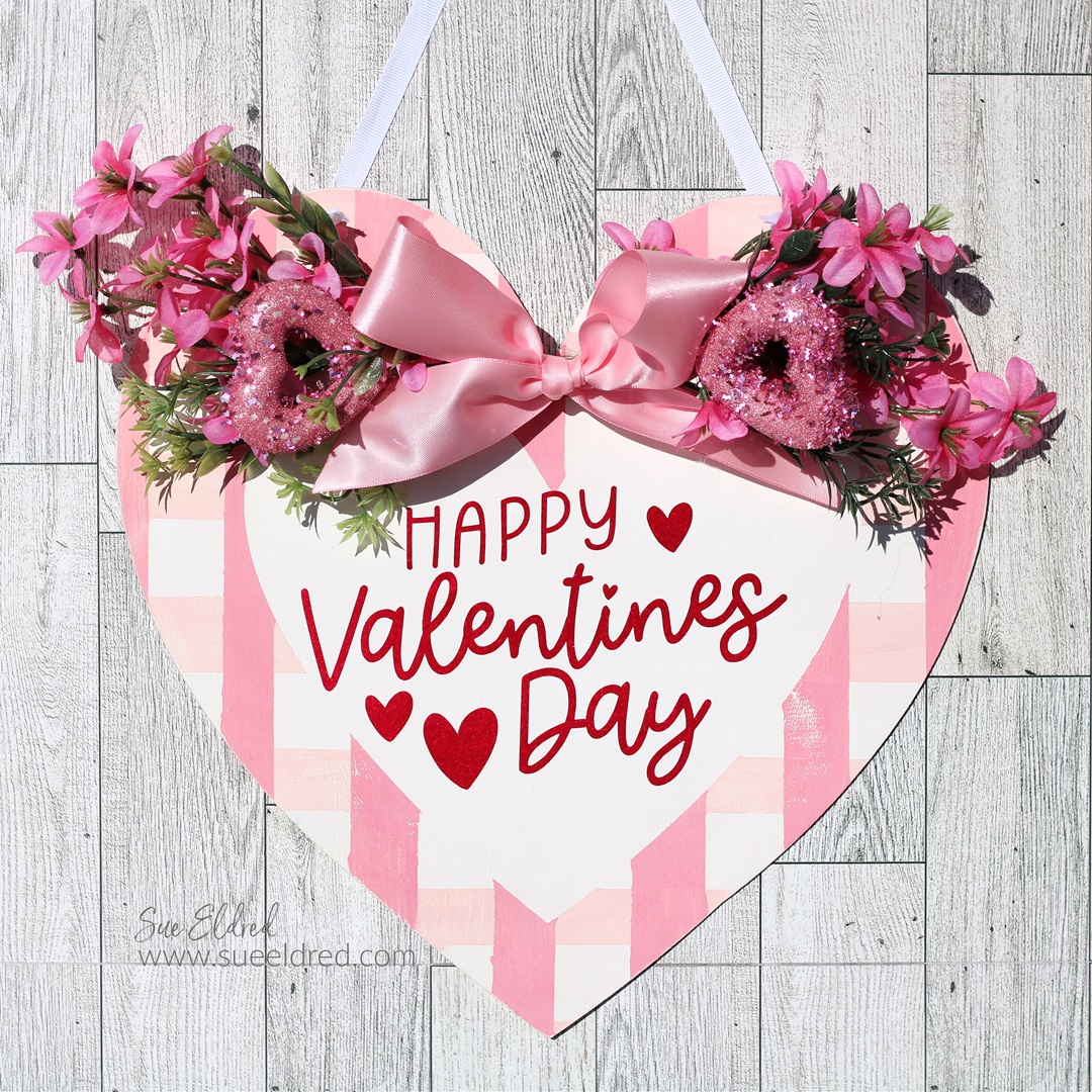 How to make a Buffalo Plaid Valentines Heart Door Hanger-Sue's Creative Workshop www.sueeldred.com 4085