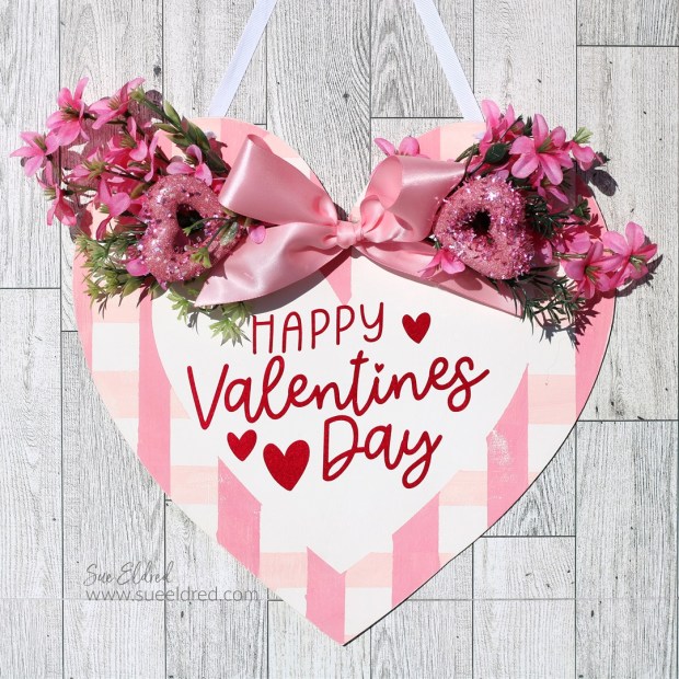 How to make a Buffalo Plaid Valentines Heart Door Hanger-Sue's Creative Workshop www.sueeldred.com 4085